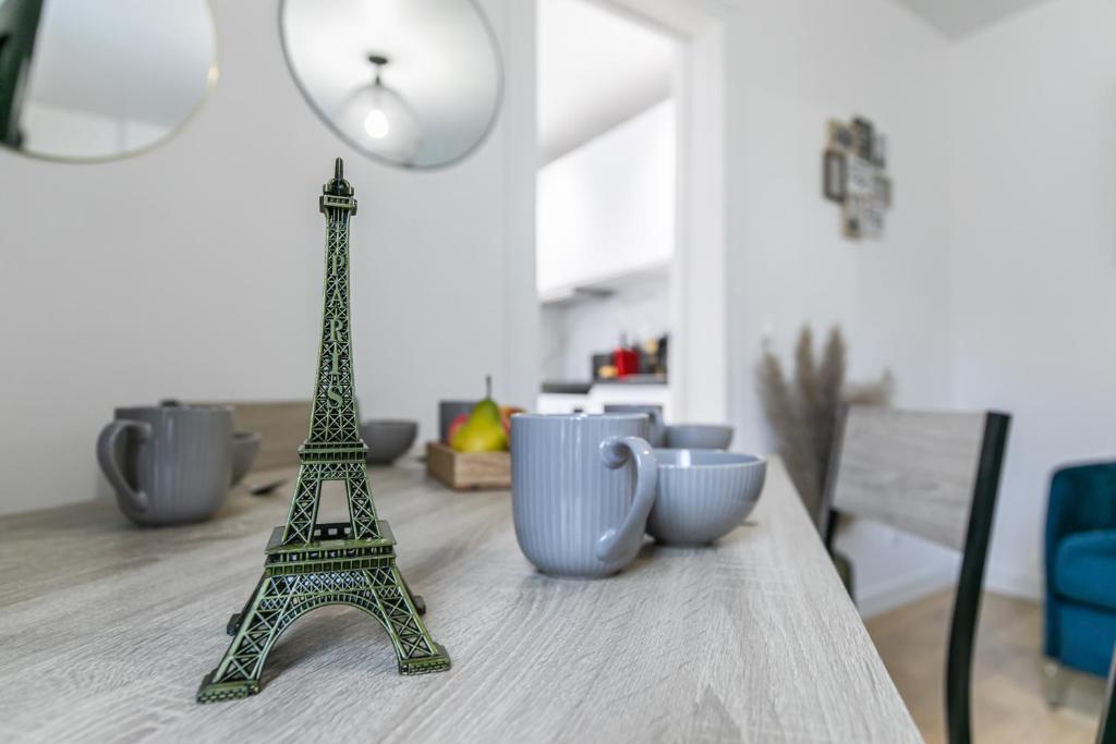 ein Miniatur-Eiffelturm auf einem Tisch in der Unterkunft MBA Splendide Appart Diderot 2 - Proche Vincennes in Montreuil