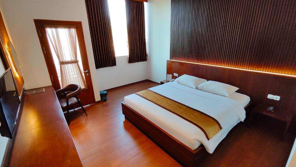 Postel nebo postele na pokoji v ubytování Odaita Hotel Pamekasan Madura