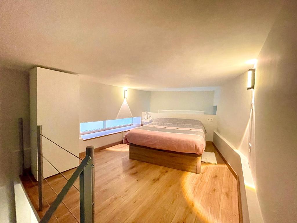 ein kleines Schlafzimmer mit einem Bett in einem Zimmer in der Unterkunft MADRID CENTRO II in Madrid