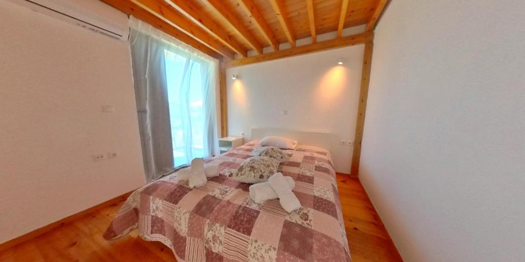 sypialnia z łóżkiem z wypchanymi zwierzętami w obiekcie Chalkidiki Appartements w mieście Metamorfosi