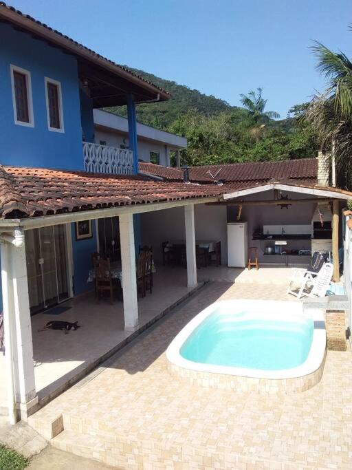 een zwembad voor een huis bij Casa do Hia em Ubatuba - Lagoinha in Ubatuba