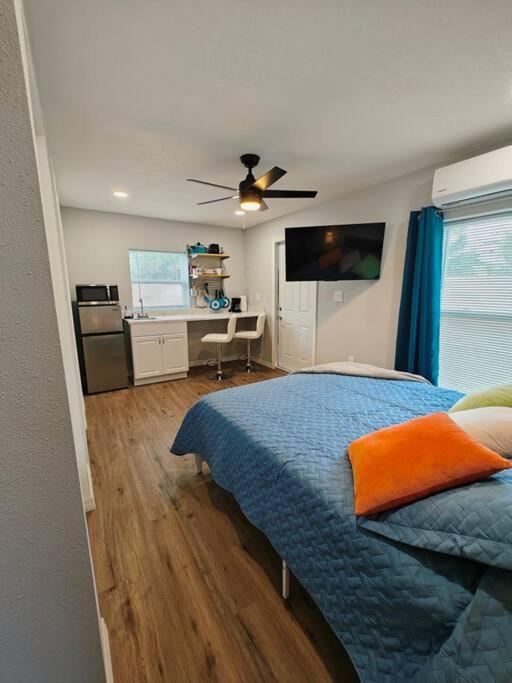 En eller flere senge i et værelse på Gorgeous suite central location