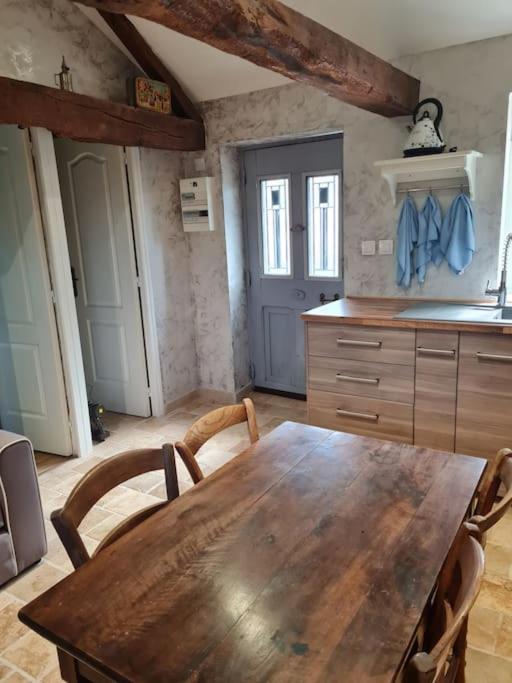 Kuchyň nebo kuchyňský kout v ubytování PETIT GÎTE 18 ème tout confort