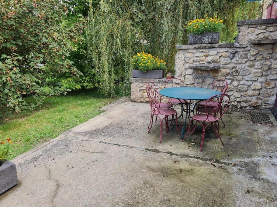 Zahrada ubytování PETIT GÎTE 18 ème tout confort
