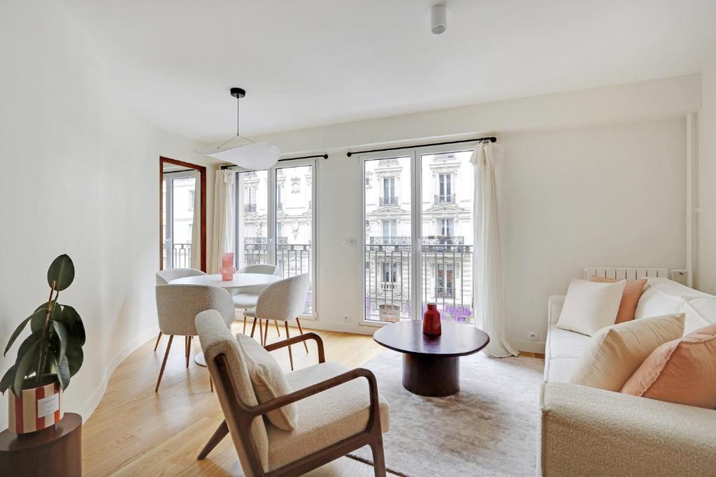 un salon avec un canapé et une table dans l'établissement Pick A Flat's Apartment in Saint-Germain - Rue de Sèvres, à Paris