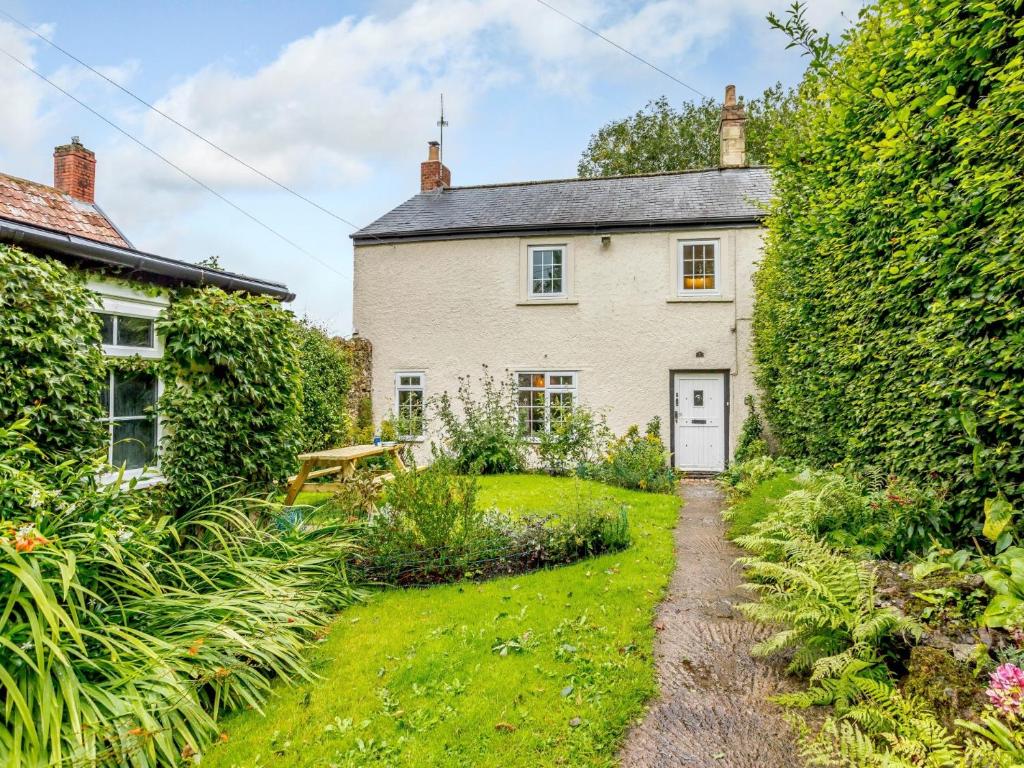 an old house with a garden in front of it at 3 bed property in Bath 79174 in Chilcompton