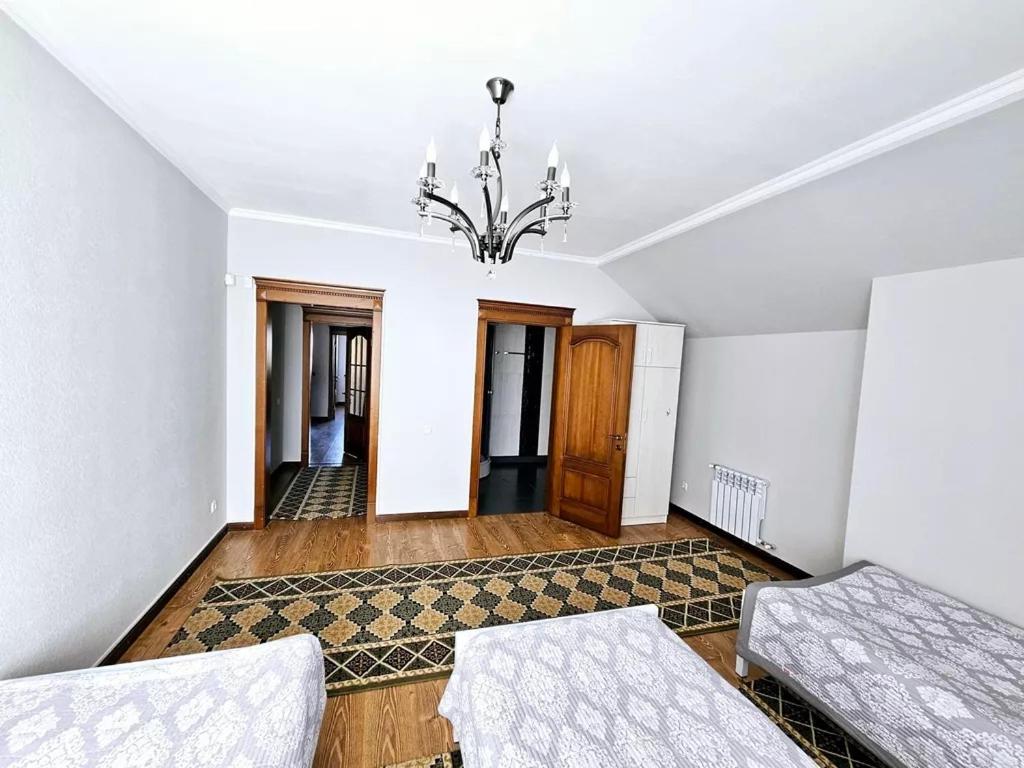 Ένα ή περισσότερα κρεβάτια σε δωμάτιο στο Эсалу Гостиный Дом