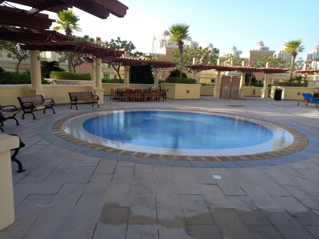 Bazén v ubytování Luxury Chalet at Pearl Qatar nebo v jeho okolí