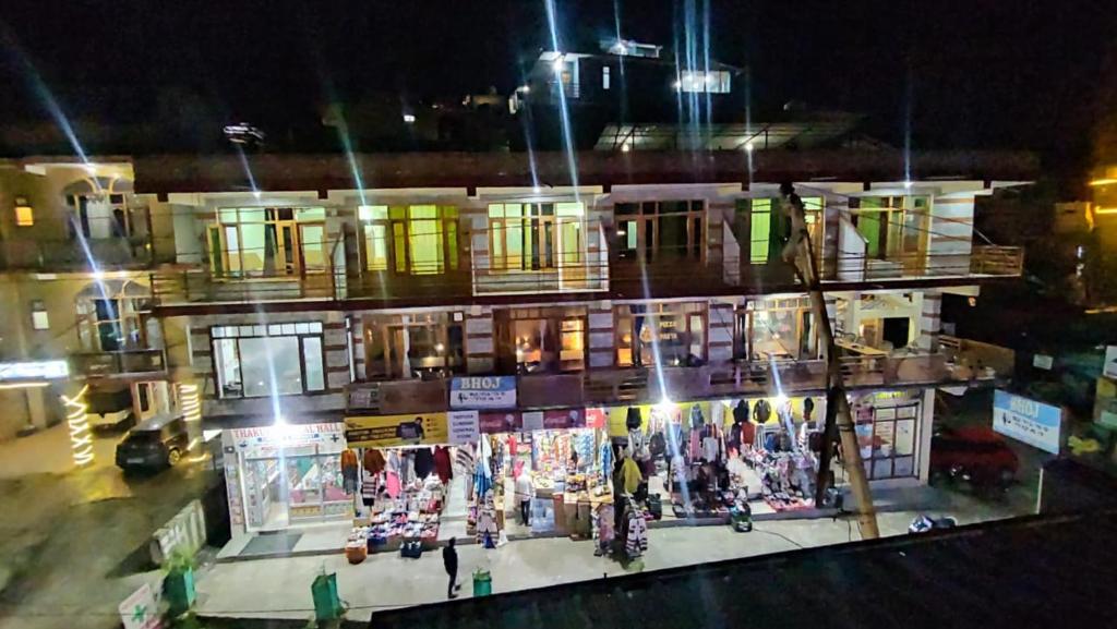 eine Aussicht auf einen Laden in der Nacht in der Unterkunft NEW SAMY CAFE AND HOMESTAY in Kasol