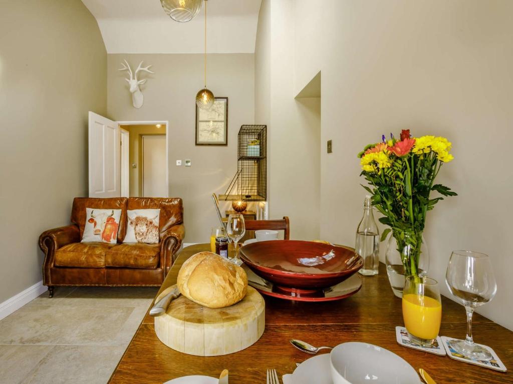 uma sala de estar com uma mesa com uma tigela em 1 bed property in Huntingdon 83312 em Sawtry