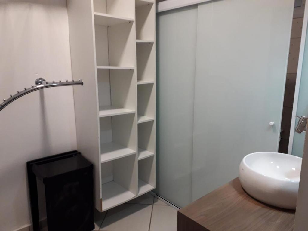 a bathroom with a sink and a shower at LOFT NOVO CONFORTÁVEL in Sorocaba