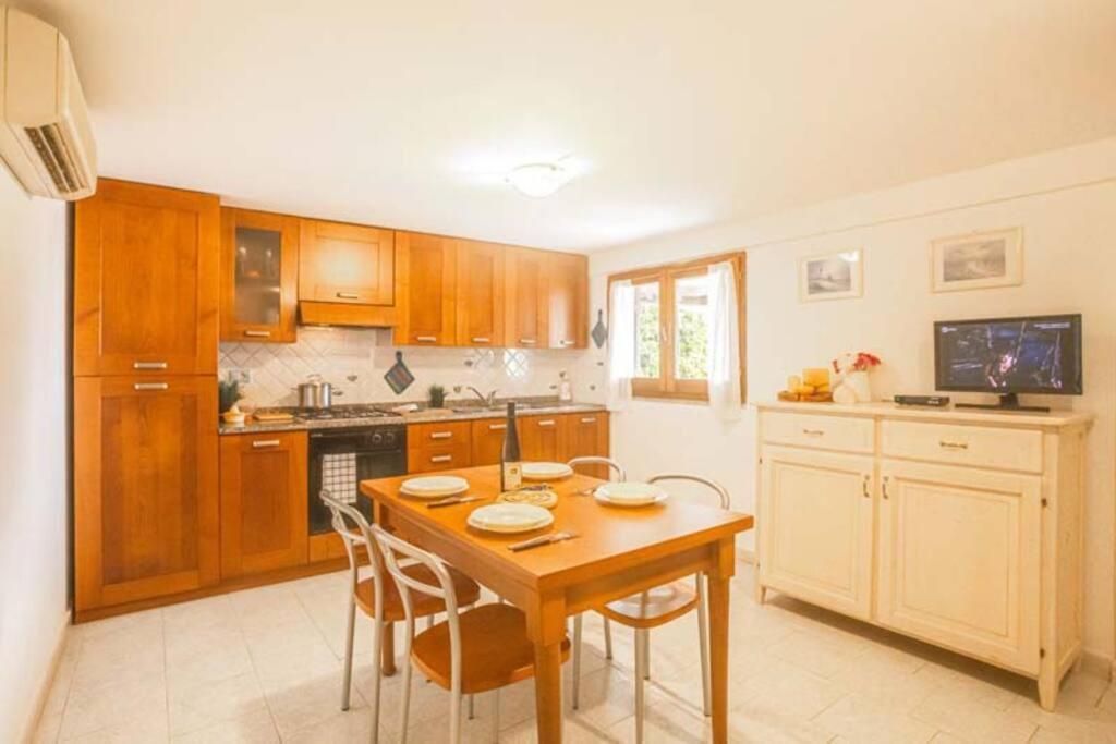 カンペーゼにあるLuisaの木製のテーブルと椅子のあるキッチン