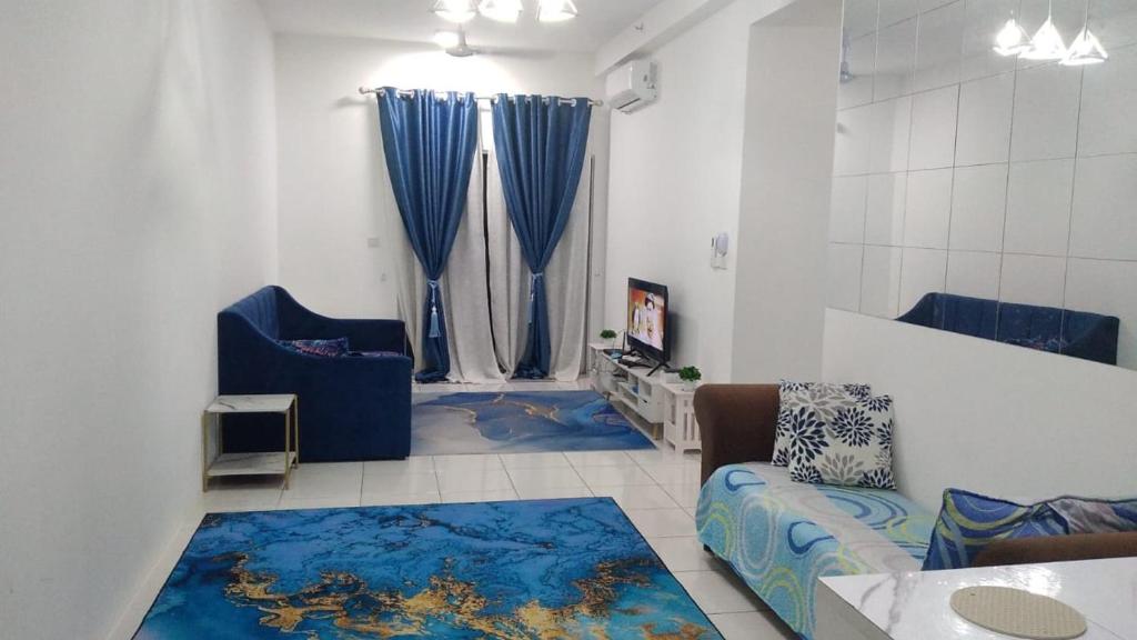 sala de estar con cortinas azules y sofá en Sweet Rosabell en Kampung Dengkil
