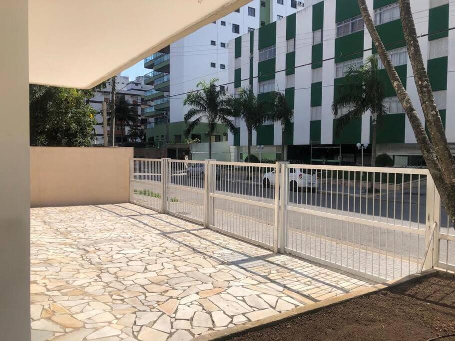 balkon z ogrodzeniem przed budynkiem w obiekcie Apartamento - Enseada Guarujá SP w mieście Guarujá