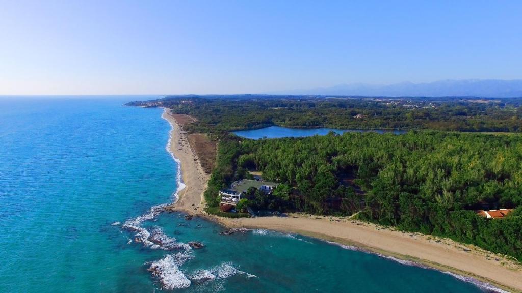 una vista aérea de una playa y el océano en Les villas de Bagheera, oasis naturiste, en Linguizzetta