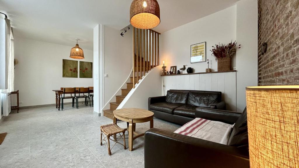 un salon avec un canapé et une table dans l'établissement Maison Pasteur, maison de pêcheur entièrement rénovée pour 6 personnes, au Crotoy