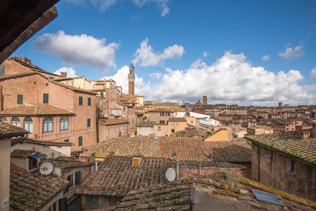 uitzicht op de stad vanaf de daken bij Il Campo Comfort apt with balcony in Siena