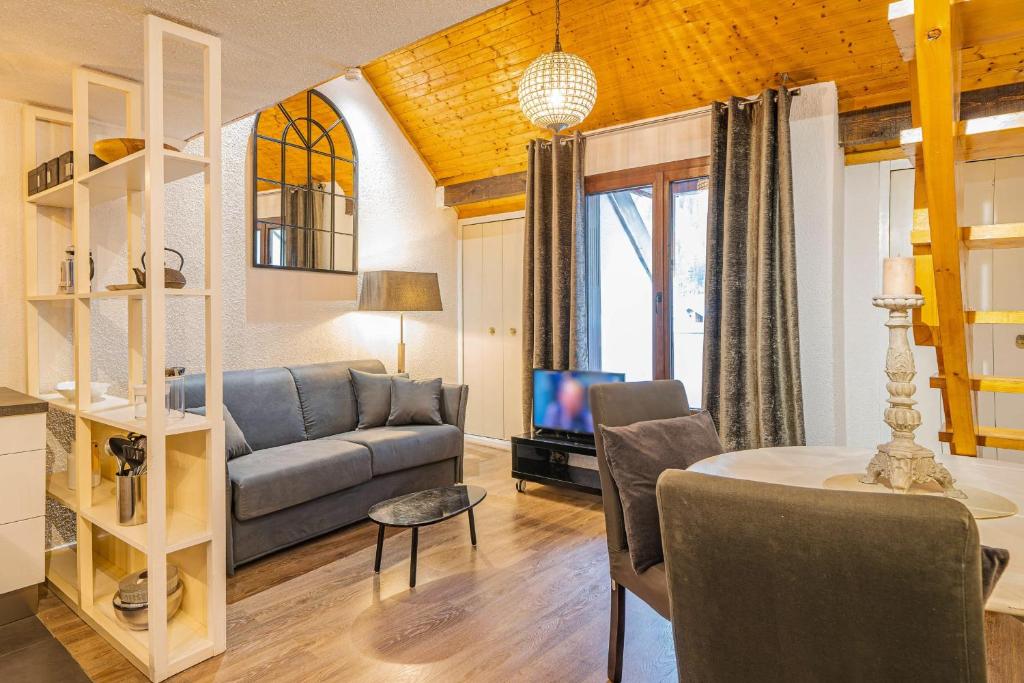 un salon avec un canapé et une table dans l'établissement Chamour - A duplex apartment with Mont-Blanc view, à Chamonix-Mont-Blanc
