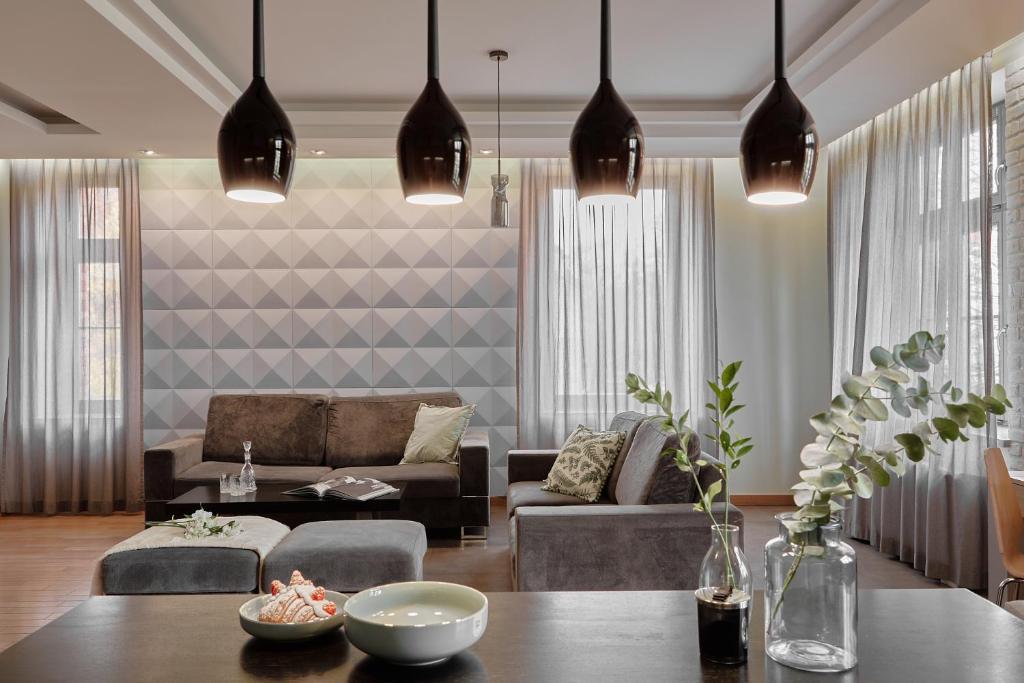 een woonkamer met een bank en een tafel bij Premium Residence by Welcome Apartment in Gdańsk
