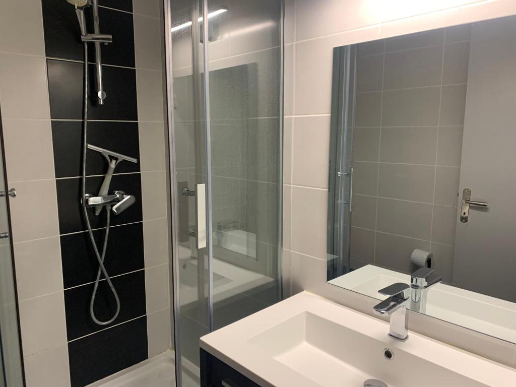 Kúpeľňa v ubytovaní Les 3 Tours et parking