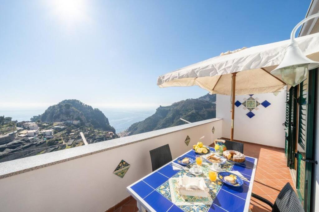 una mesa en el balcón de una casa en Terrazza Belvedere a Pontone - Amalfi coast, en Pontone
