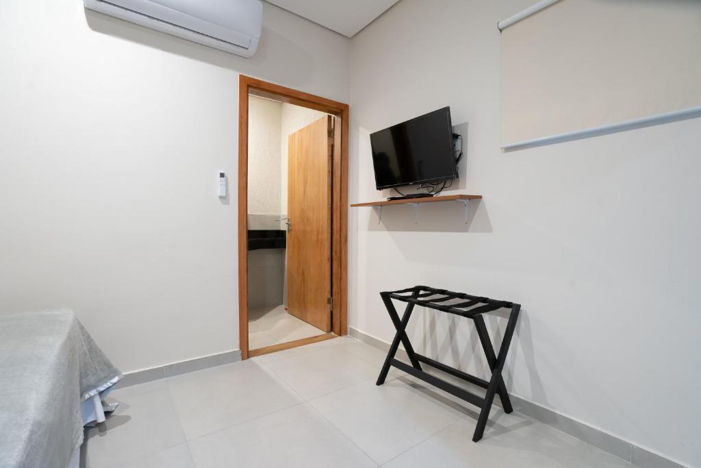Televiisor ja/või meelelahutuskeskus majutusasutuses VIVARIUM APART HOTEL