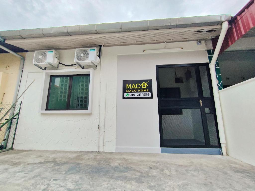 a small white building with a sign on it at ₘₐcₒ ₕₒₘₑ【Private Room】@Stulang 【CIQ】【Mid Valley】 in Johor Bahru