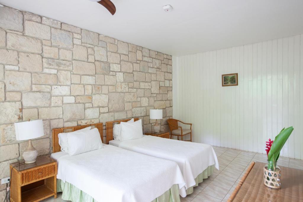 Postel nebo postele na pokoji v ubytování Frenchman's Cove Resort
