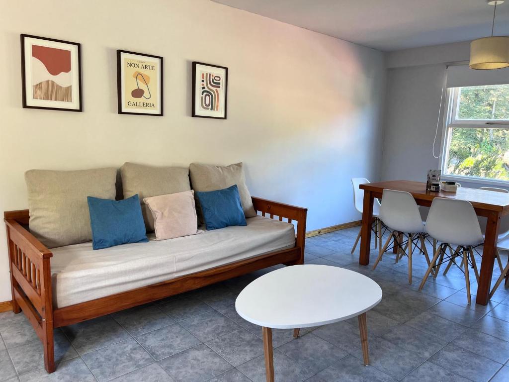 - un salon avec un canapé et une table dans l'établissement BOG Angostura Apartments, à Villa La Angostura