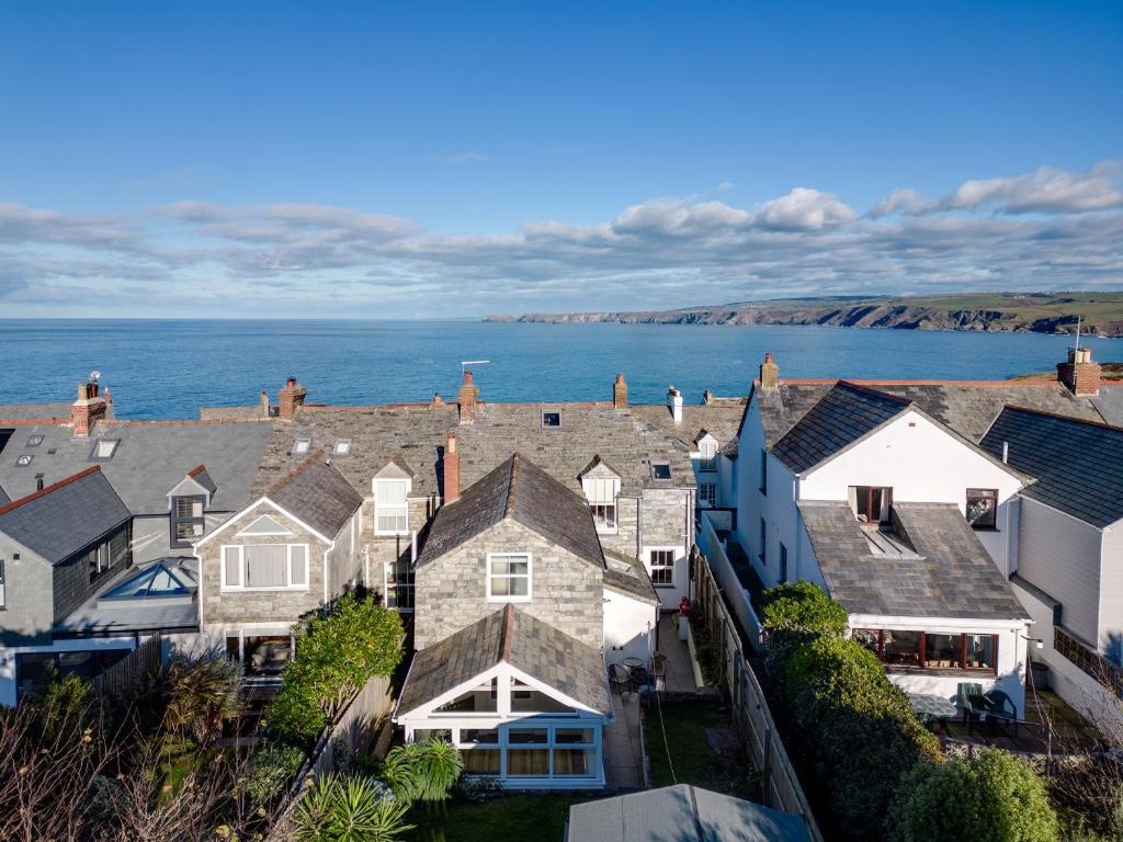 a row of houses with the ocean in the background at Tre Lowen in Port Isaac