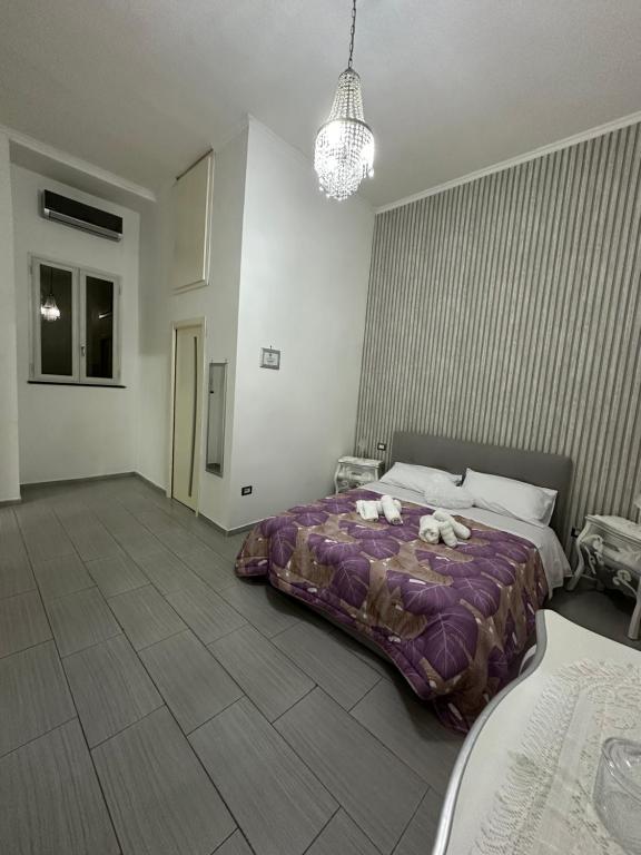 una camera da letto con un letto con due peluche sopra di House Antonella a Napoli