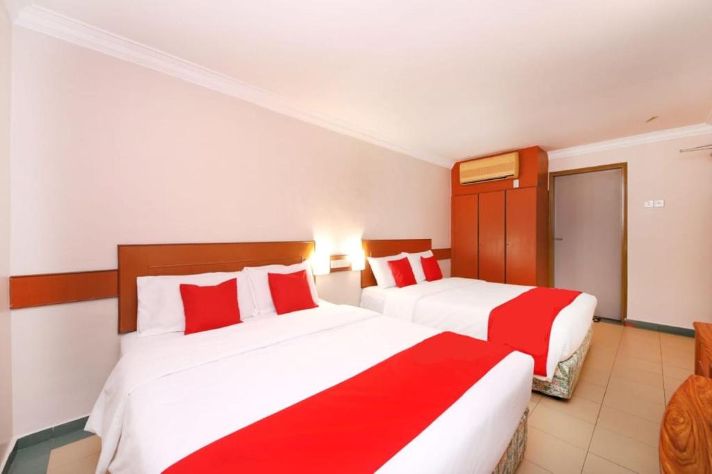Postel nebo postele na pokoji v ubytování Famous Inn Hotel