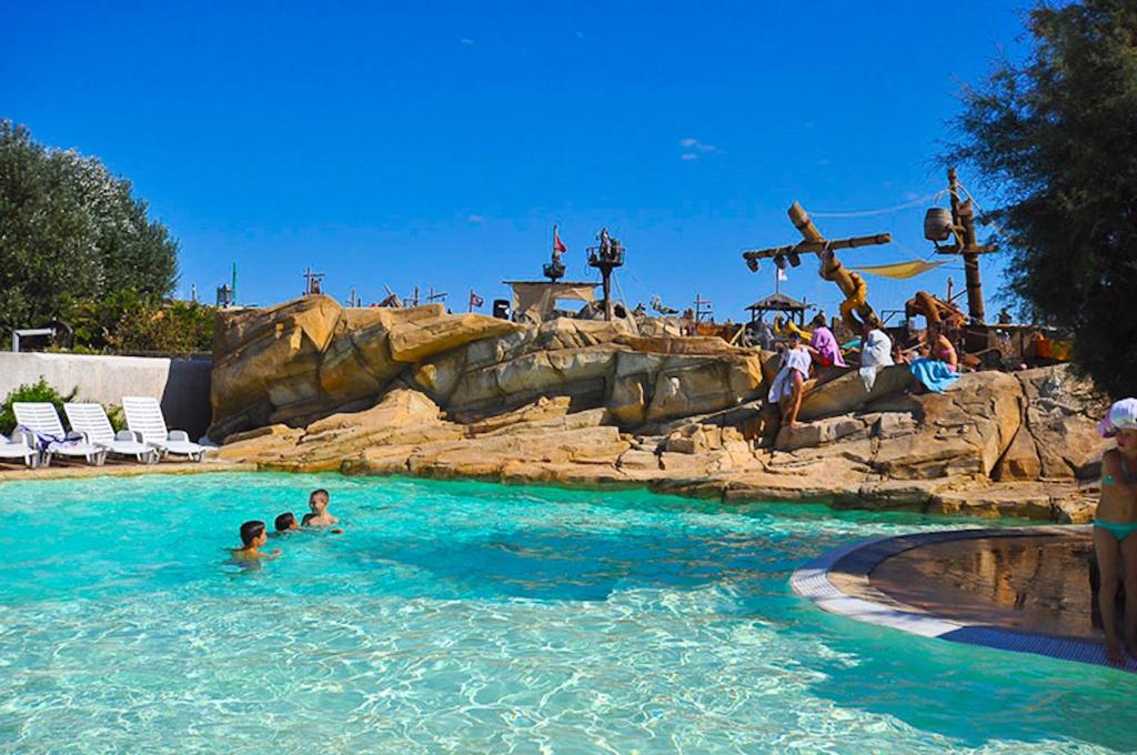 - un groupe de personnes dans une piscine d'un parc aquatique dans l'établissement Bungalow charmant à Agde, piscines, au Grau-dʼAgde