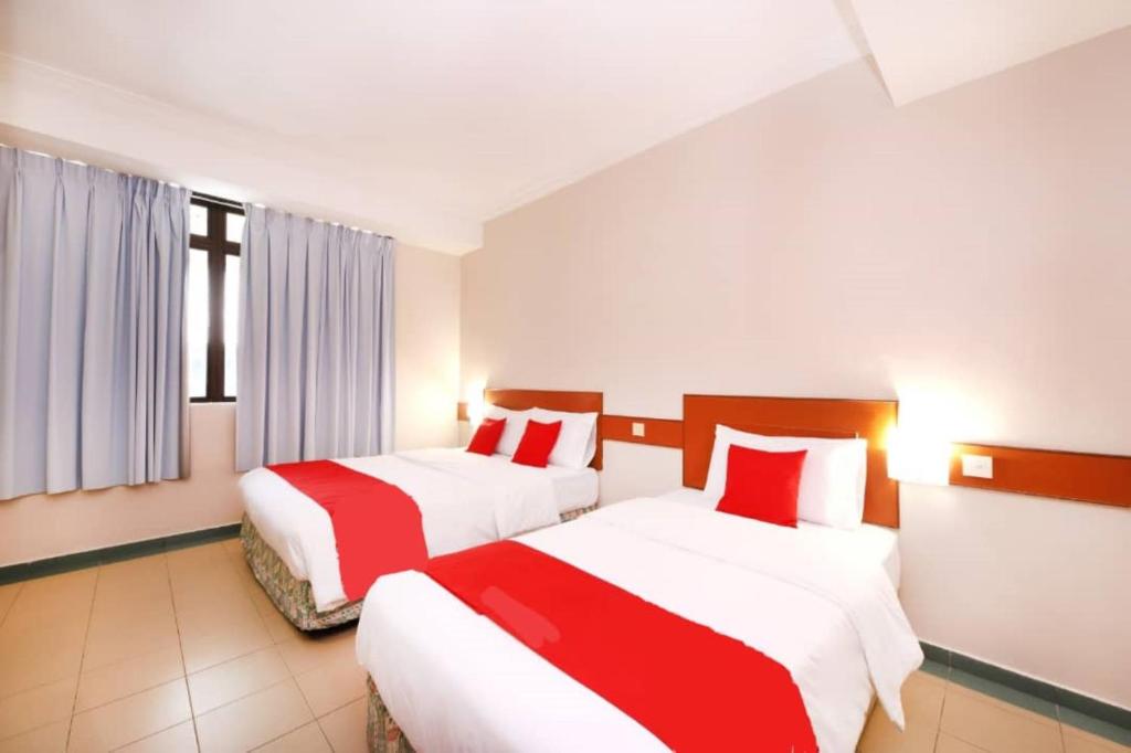 Postel nebo postele na pokoji v ubytování Famous Inn Hotel