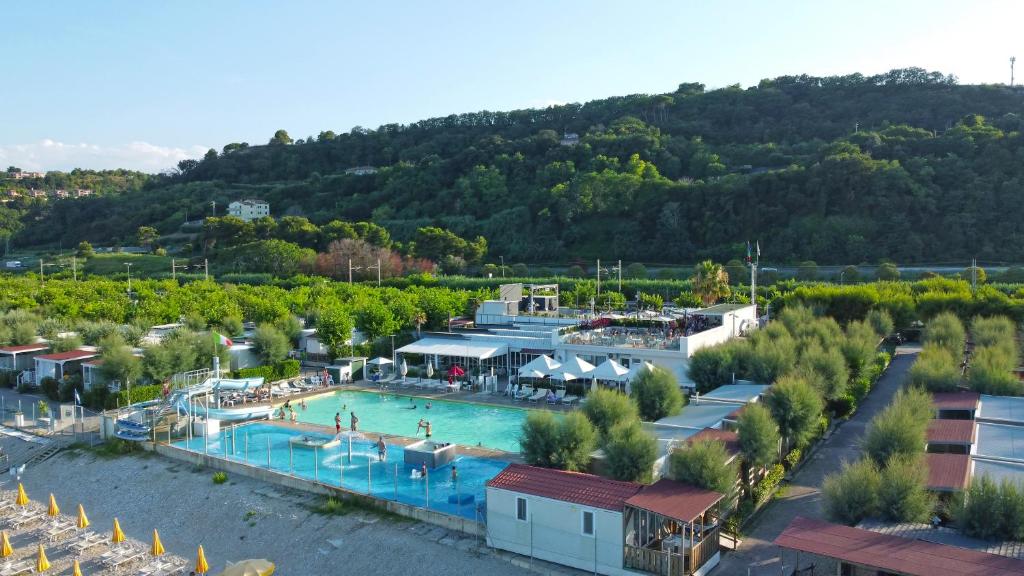 vista aerea su una grande piscina in un resort di Girasole Eco Family Village a Marina Palmense