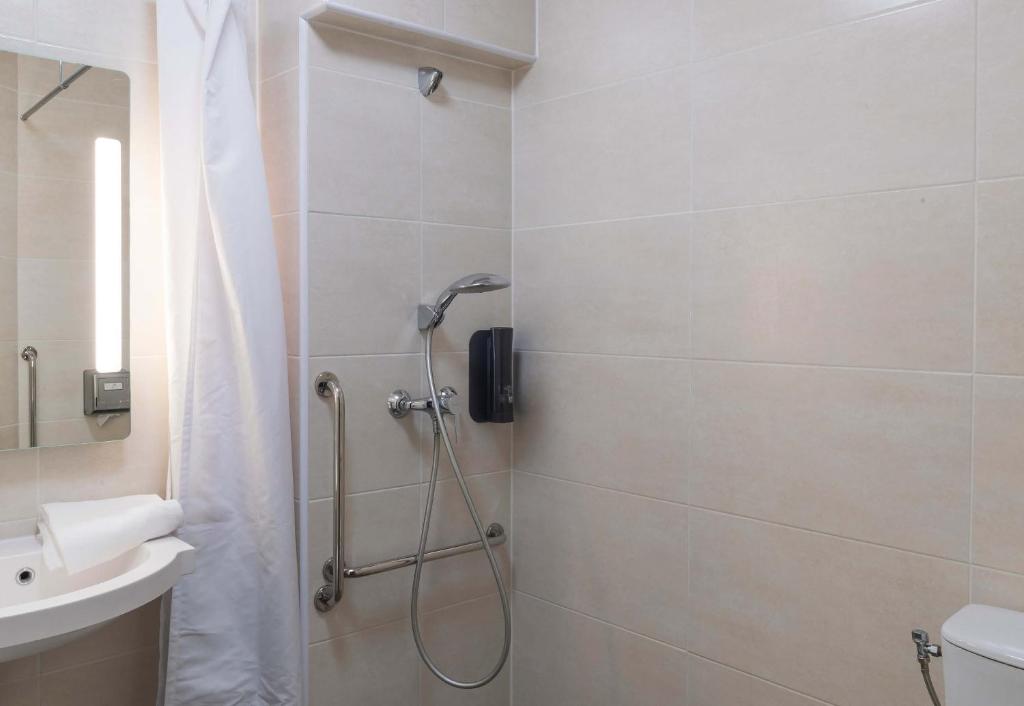 Koupelna v ubytování B&B HOTEL Bourges 1
