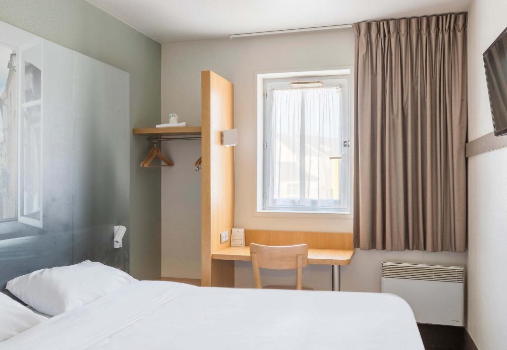 Postel nebo postele na pokoji v ubytování B&B HOTEL Bourges 1