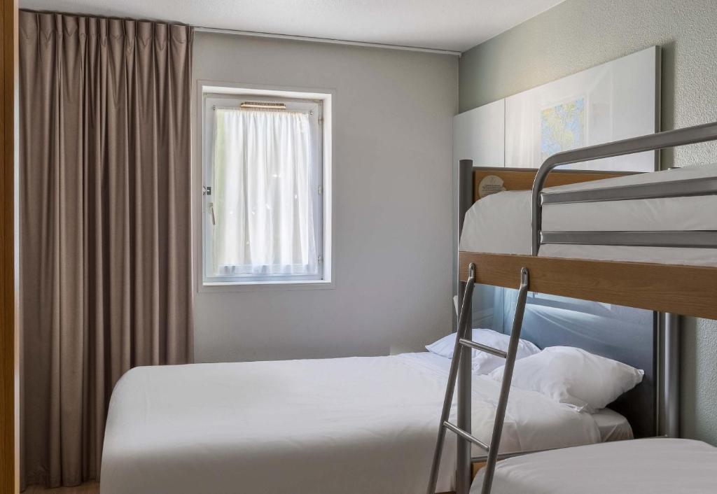 Postel nebo postele na pokoji v ubytování B&B HOTEL Bourges 1
