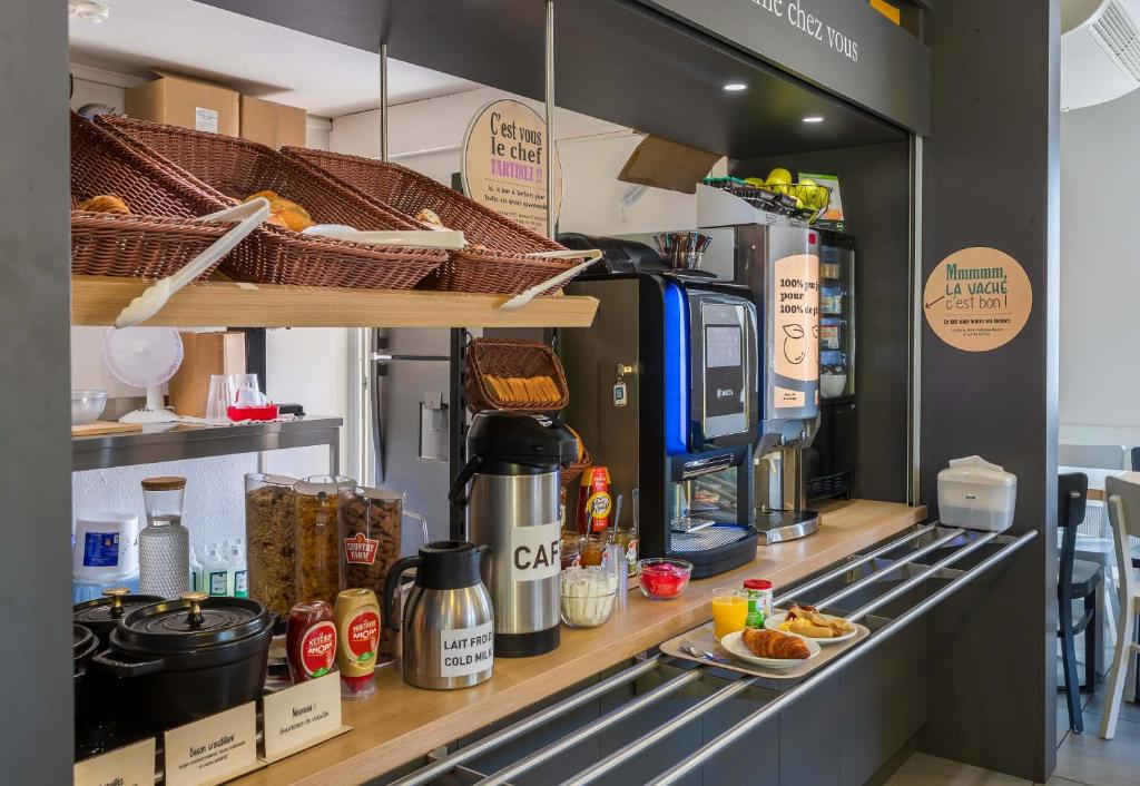 Kuchyň nebo kuchyňský kout v ubytování B&B HOTEL Bourges 1