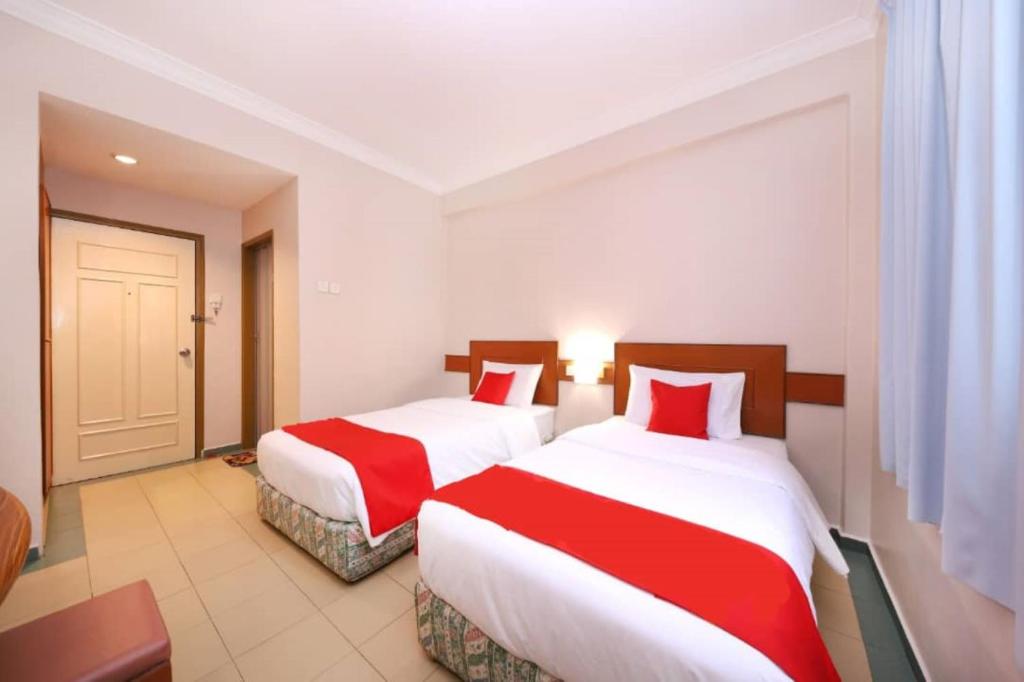 Postel nebo postele na pokoji v ubytování Famous Inn Hotel