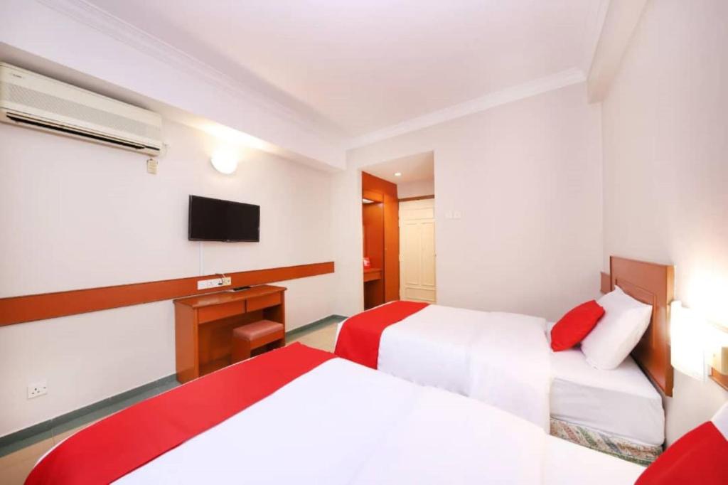 Postel nebo postele na pokoji v ubytování Famous Inn Hotel