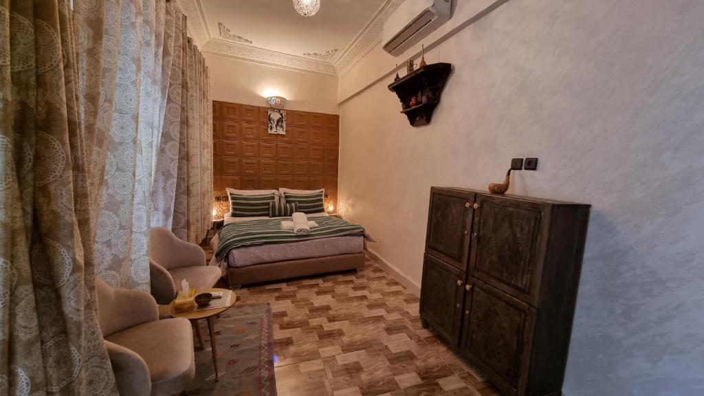 Postel nebo postele na pokoji v ubytování Riad Fes Touria Palace