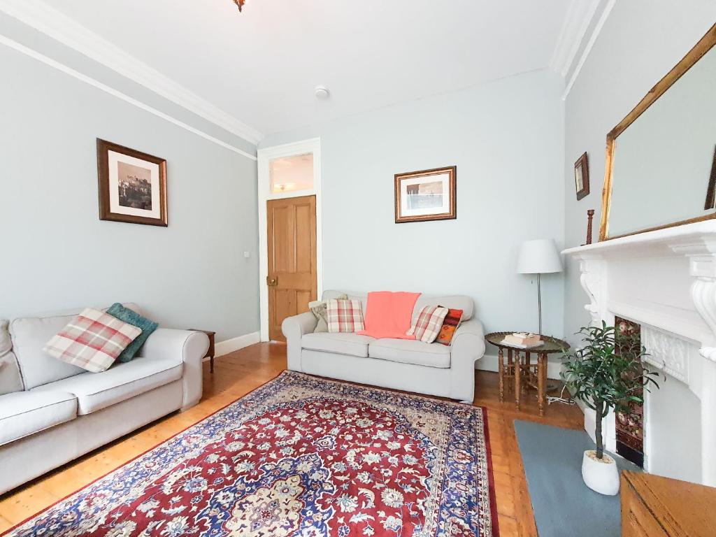 Гостиная зона в Edinburgh Charming Old Town Apartment