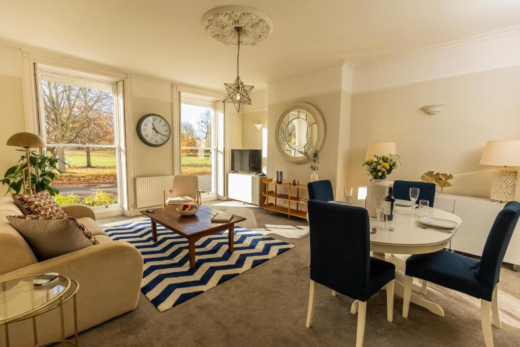 uma sala de estar com um sofá e uma mesa em 24 Montpellier Spa Road em Cheltenham