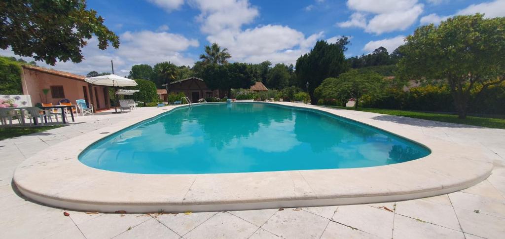 ein großer Pool mit blauem Wasser in der Unterkunft Quinta Moinho do Monte in Mira