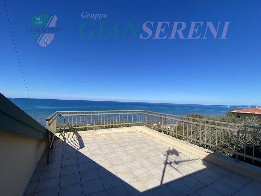 einen Balkon mit Meerblick in der Unterkunft 7 posti letto con accesso diretto al mare - PAPI in San Vincenzo