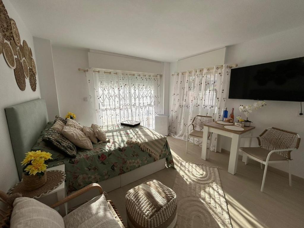 ein Wohnzimmer mit einem Sofa und einem Tisch in der Unterkunft Reel Apartments- Luxury Studio with swimming pool. in Torrevieja