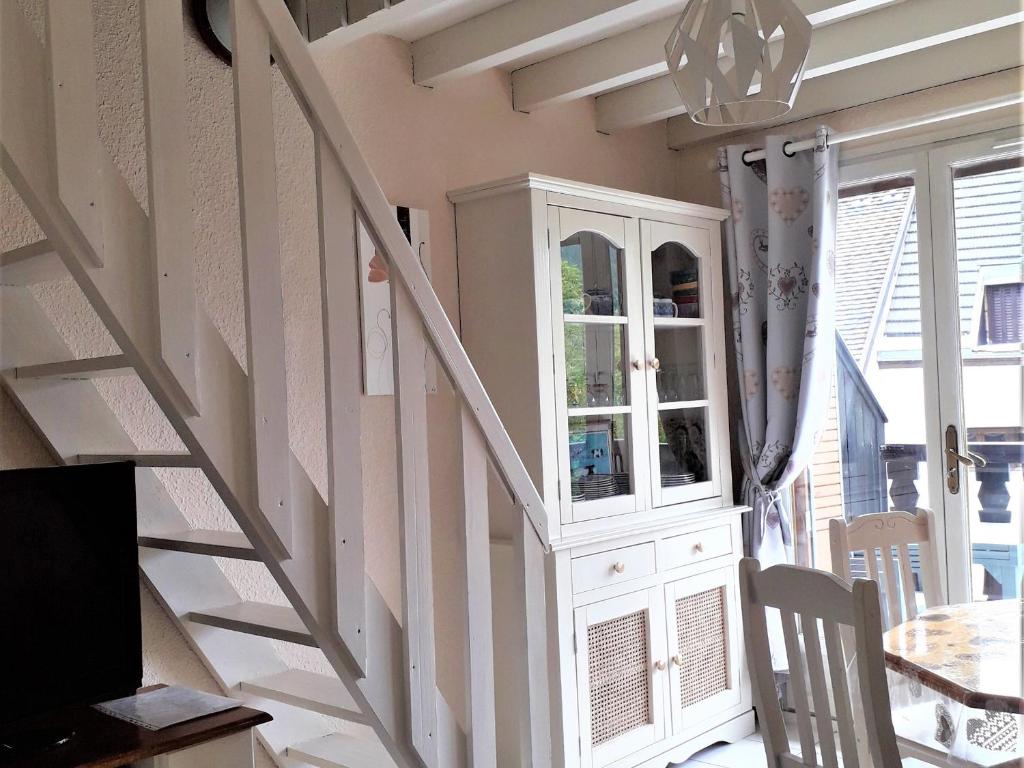 ヴィラール・ド・ランにあるDuplex T3 au cœur du village avec balcon - Villard-de-Lans - FR-1-761-31の窓付きのリビングルームの白い階段