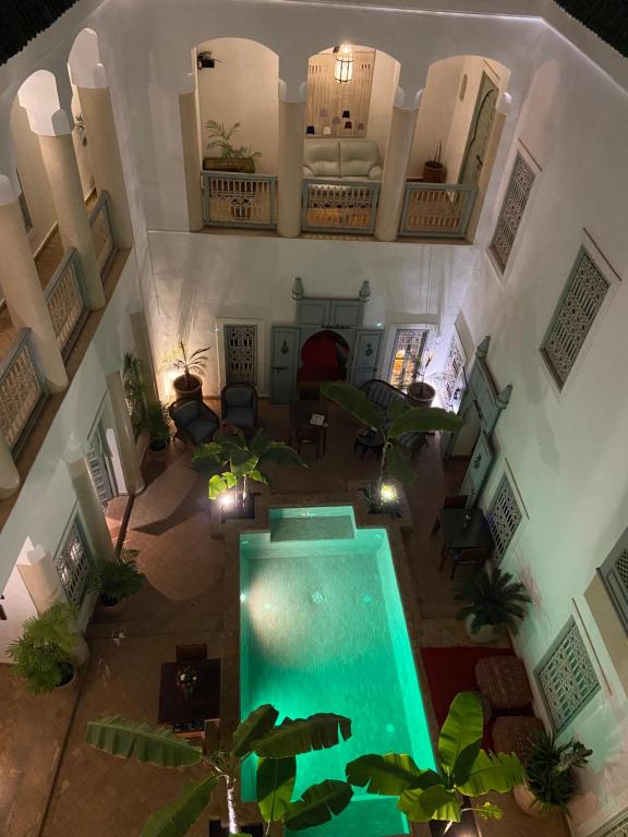 einen Blick über einen Pool in einem Haus in der Unterkunft Riad Les Hibiscus in Marrakesch