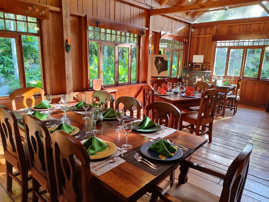 Restaurace v ubytování Mindo Garden Lodge and Wildlife Reserve